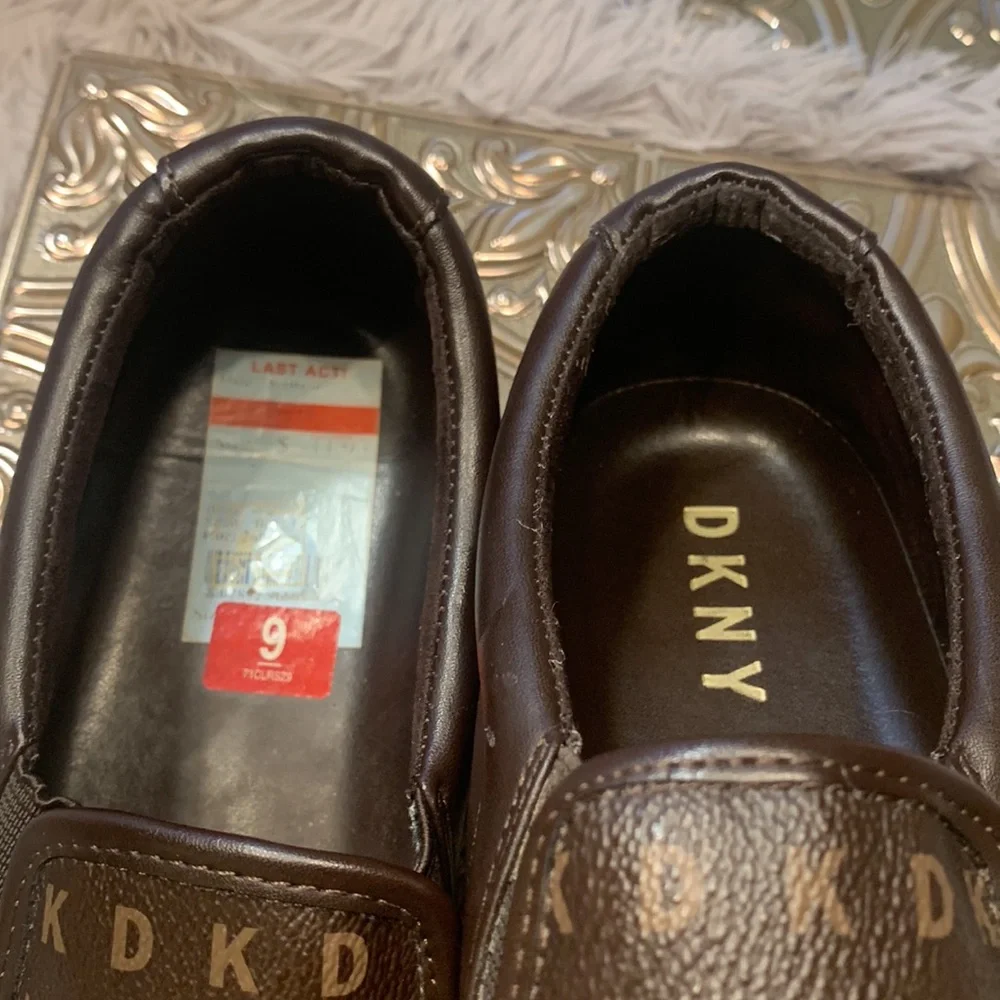 🌹DKNY • Signature Women’s Dark Brown Leather Monogram Slip-On Sneakers.• •